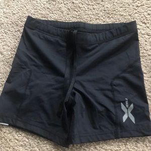 Euc 2xu booty shorts size small.